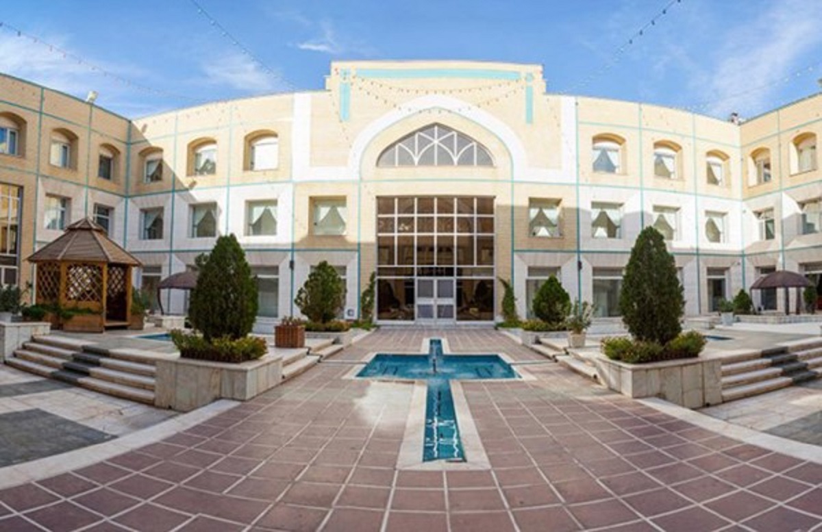 فضای بیرونی هتل قصرالضیافه مشهد