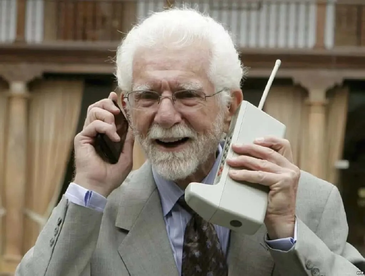 مخترع تلفن همراه مارتین کوپر, مارتین کوپر مخترع, گوشی مارتین کوپر
