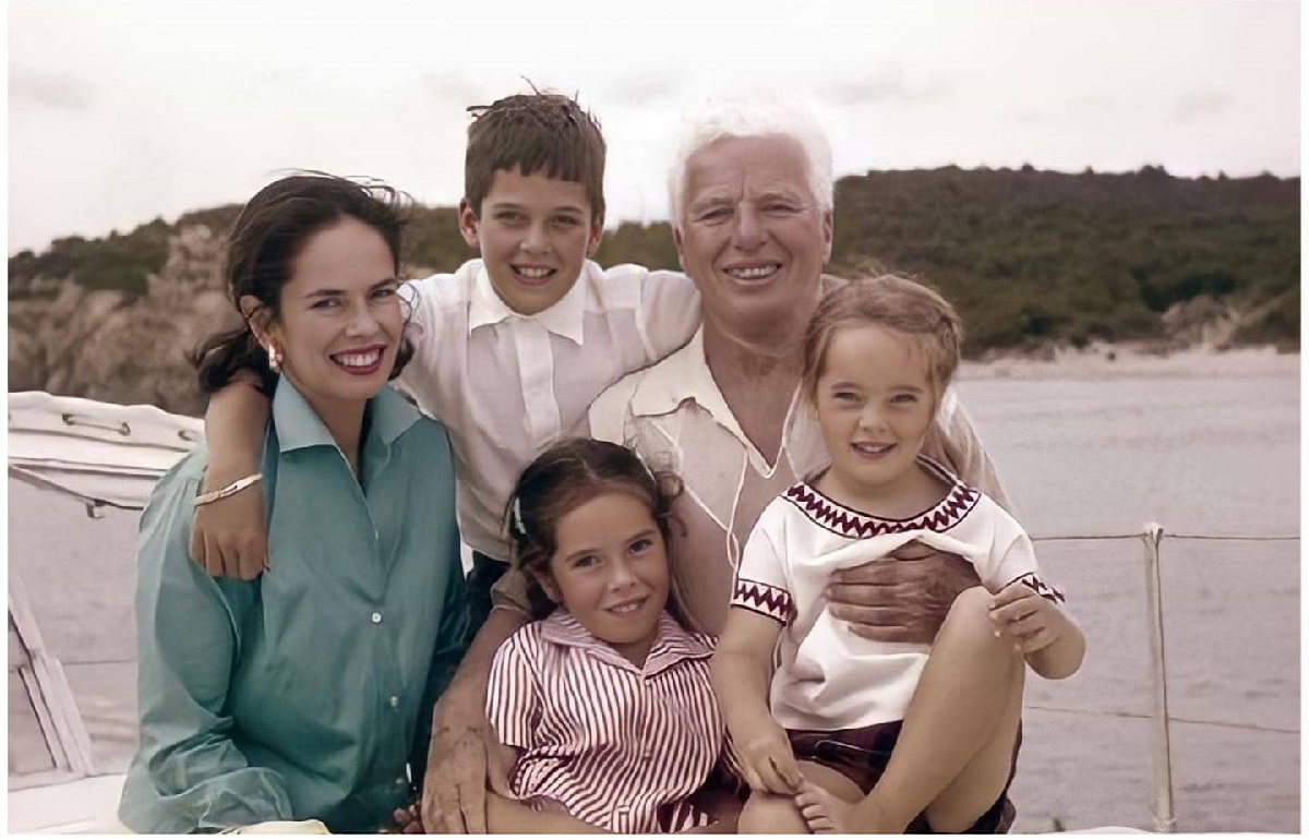 عکس چارلی چاپلین در کنار خانواده اش