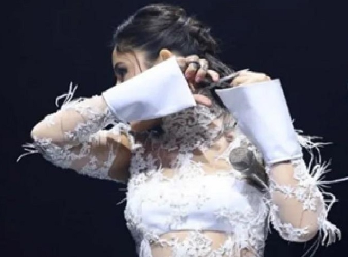 حرکت جنجالی ملک موسو خواننده ترکیه در صحنه کنسرتش!