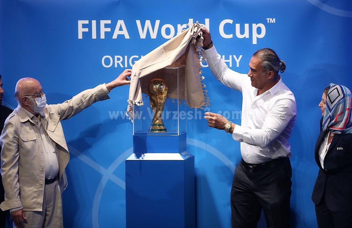 نماینده فیفا روی کاپ را پوشاند, هرج و مرج برای عکس یادگاری با کاپ جام جهانی