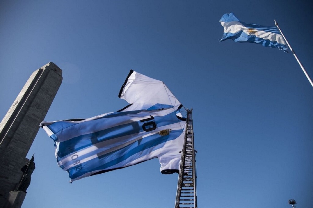 پرچم لیونل مسی در کنار پرچم آرژانتین