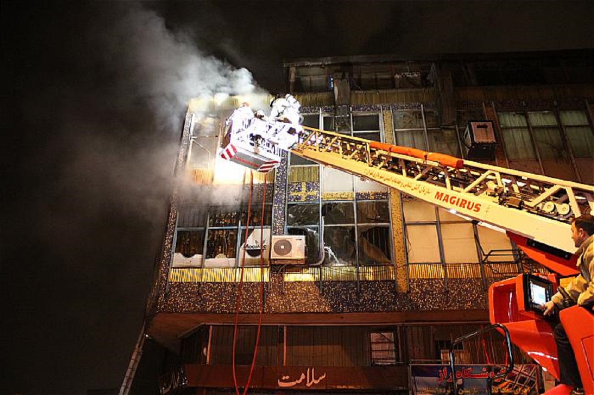 آتش سوزی در انبار عطر و ادکلن بازار تهران