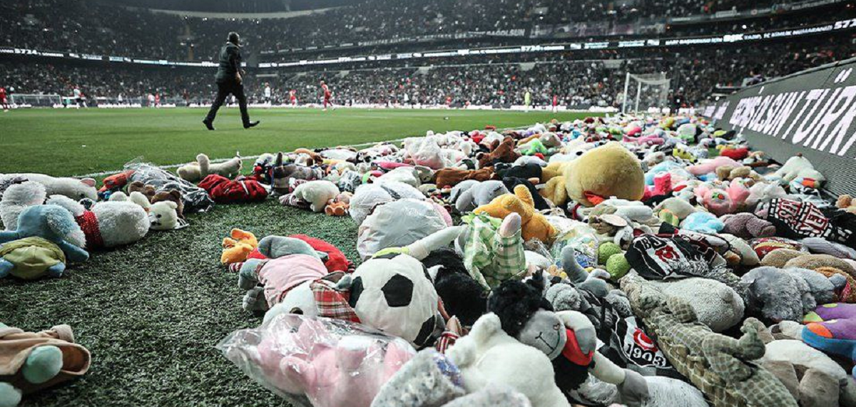 عروسک های اهدایی طرفداران تیم بشیکتاش ترکیه برای زلزله زدگان