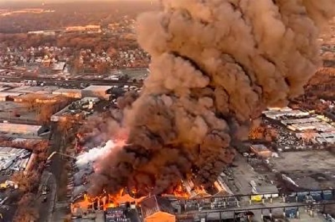 فیلم آتش سوزی بزرگ در کارخانه ای در آمریکا
