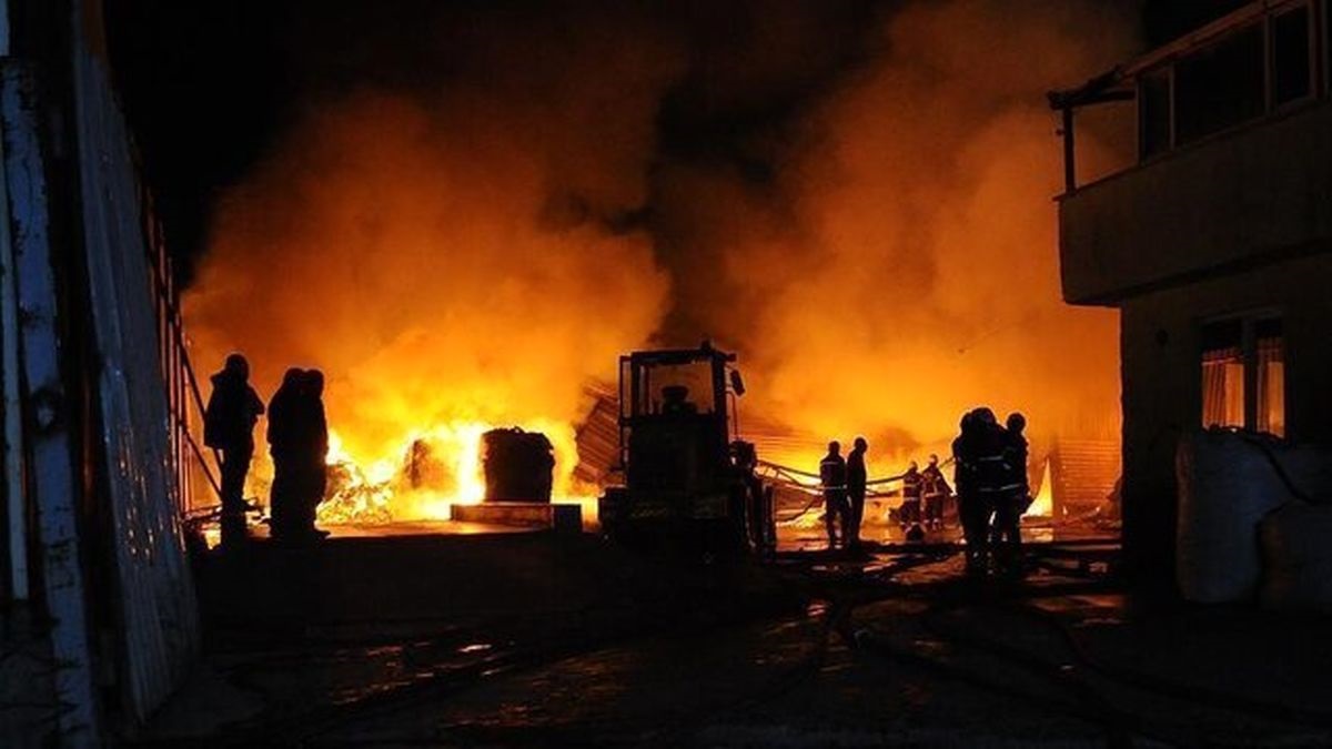 وقوع آتش‌سوزی در کارگاه تولید مبلمان در یافت آباد