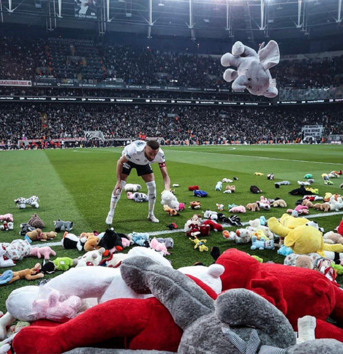 عروسک های اهدایی طرفداران تیم بشیکتاش ترکیه برای زلزله زدگان