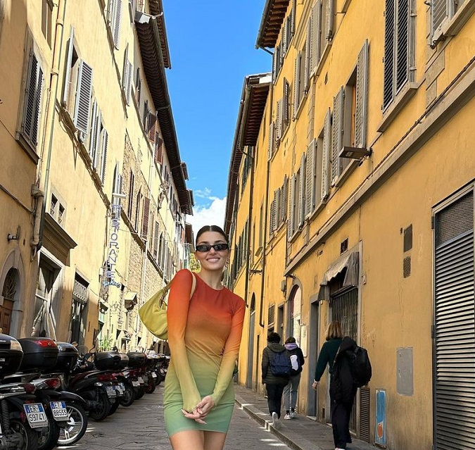 پیراهن رنگی هانده ارچل در ایتالیا