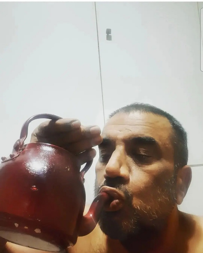 نصرالله رادش در حال سیگار کشیدن با کتری
