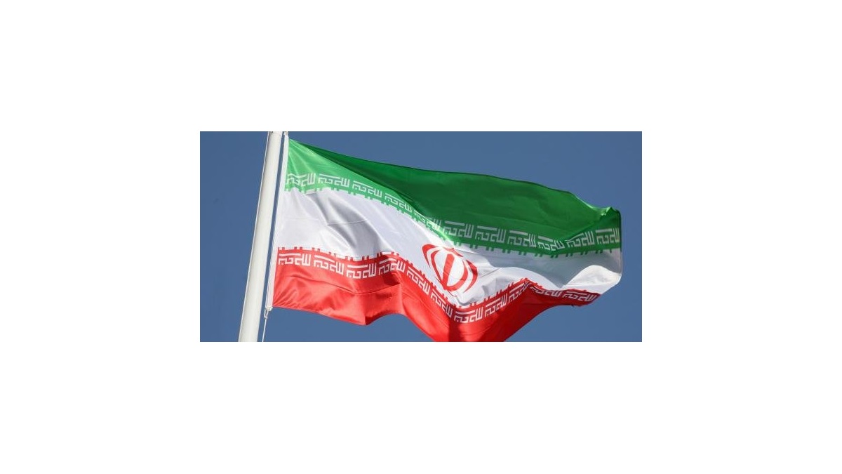 بوسه علی کربلایی به پرچم ایران