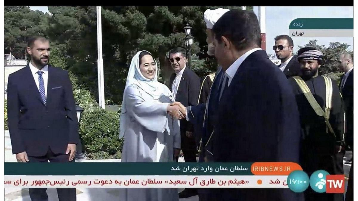 دست دادن سلطان عمان با یک زن در تهران
