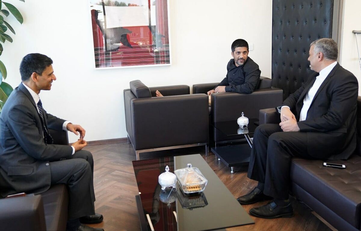 نشستن عجیب علیرضا دبیر مقابل سفیر هند