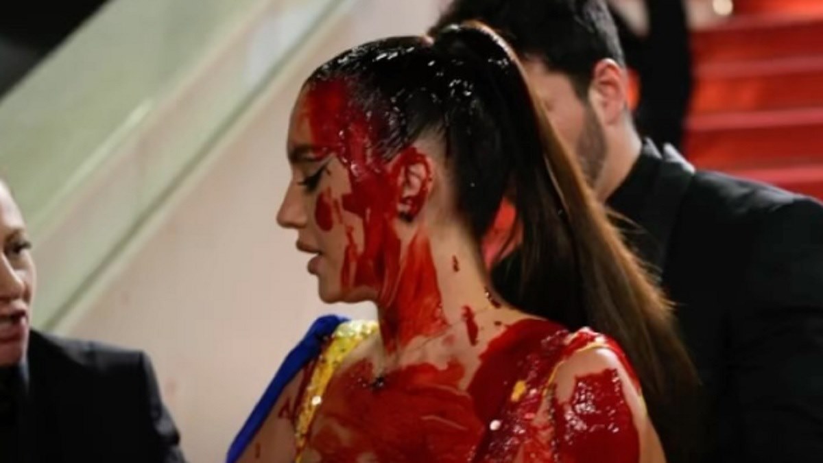 ویدئو ببینید زنی که در جشنواره کن روی خود خون مصنوعی ریخت! [+فیلم]