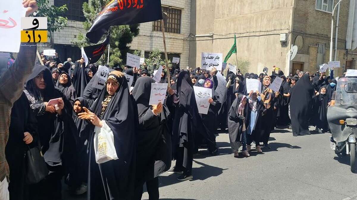 شعار دادن مخالفان لایحه حجاب در جلوی مجلس
