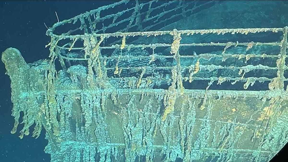 بقایای کشتی تایتانیک به عمقی حدود ۳۸۰۰ متری زیر سطح اقیانوس