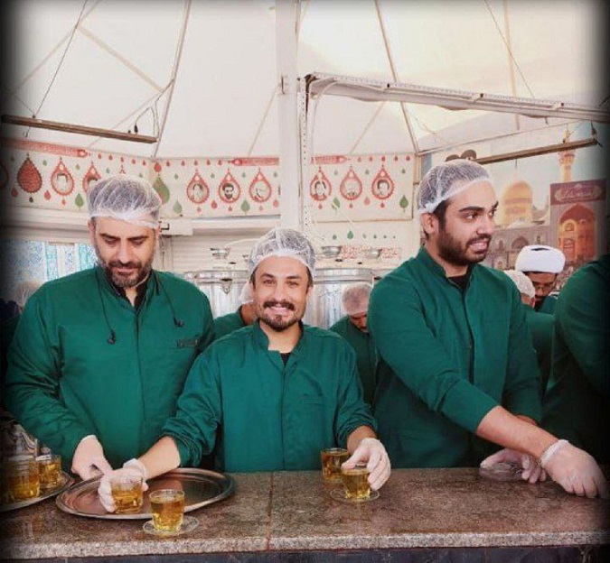 عکس مصطفی راغب در چایخانه حضرت رضا به عنوان خادم
