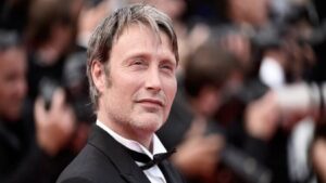 فیلم نامه کازینو رویال