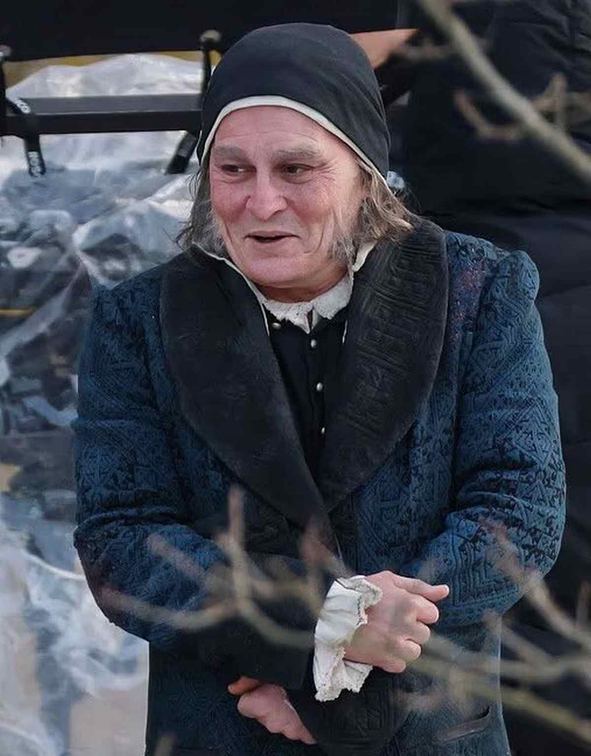 فیلم A Christmas Carol
<!--more-->
این فیلم را تی وست کارگردانی کرده است؛ فیلمسازی که بیش از هر چیز با آثار ترسناک تحسینشدهای مانند X، Pearl و MaXXXine شناخته میشود. وست، اقتباس جدید خود از رمان چارلز دیکنز را یک داستان ارواح هیجانانگیز توصیف کرده که رویکردی تیرهتر نسبت به نسخههای پیشین دارد.
<p style="text-align: center;"><em><strong>بیشتر بخوانید: <span style="color: #993300;"><a style="color: #993300;" href="https://figar.ir/cinema-and-tv/news-of-cinema-and-series/278930-blumhouse-new-horror-film-announced/" target="_blank" rel="noopener">فیلم ترسناک جدید بلومهاوس معرفی شد</a></span></strong></em></p>
فیلمنامه این اثر را ناتانیل هالپرن، نویسنده سریال Legion، به نگارش درآورده و تهیهکنندگی پروژه نیز بر عهده اما واتس است. با وجود محبوبیت گسترده این داستان که نخستینبار در سال ۱۸۴۳ منتشر شد، A Christmas Carol تاکنون بیش از ۴۰۰ بار در قالب فیلمهای صامت، آثار انیمیشنی و فیلمهای سینمایی مختلف اقتباس شده است.
فیلم جدید با عنوان Ebenezer: A Christmas Carol قرار است در تاریخ ۱۳ نوامبر ۲۰۲۶، برابر با جمعه ۲۲ آبان ۱۴۰۵، روی پرده سینماها اکران شود.
<strong>بیشتر بخوانید:</strong>
<ul>
<li><span style="color: #993300;"><strong><a style="color: #993300;" href="https://figar.ir/cinema-and-tv/news-of-cinema-and-series/278927-s3-anime-my-dress-up-darling/" target="_blank" rel="noopener">فصل سوم انیمه My Dress-Up Darling وارد فاز تولید شد</a></strong></span></li>
<li><span style="color: #993300;"><strong><a style="color: #993300;" href="https://figar.ir/cinema-and-tv/news-of-cinema-and-series/278919-the-possession-remake-entered-phase/" target="_blank" rel="noopener">بازسازی Possession وارد فاز جدی شد</a></strong></span></li>
</ul>
نظر شما دربارهی (موضوع خبر) چیست؟ لطفا نظرات خود را در بخش کامنت با <span style="color: #993300;" data-darkreader-inline-color=""><strong><a style="color: #993300;" href="https://figar.ir/" target="_blank" rel="noopener" data-darkreader-inline-color="">فیگار</a></strong> </span>در میان بگذارید.
منبع: